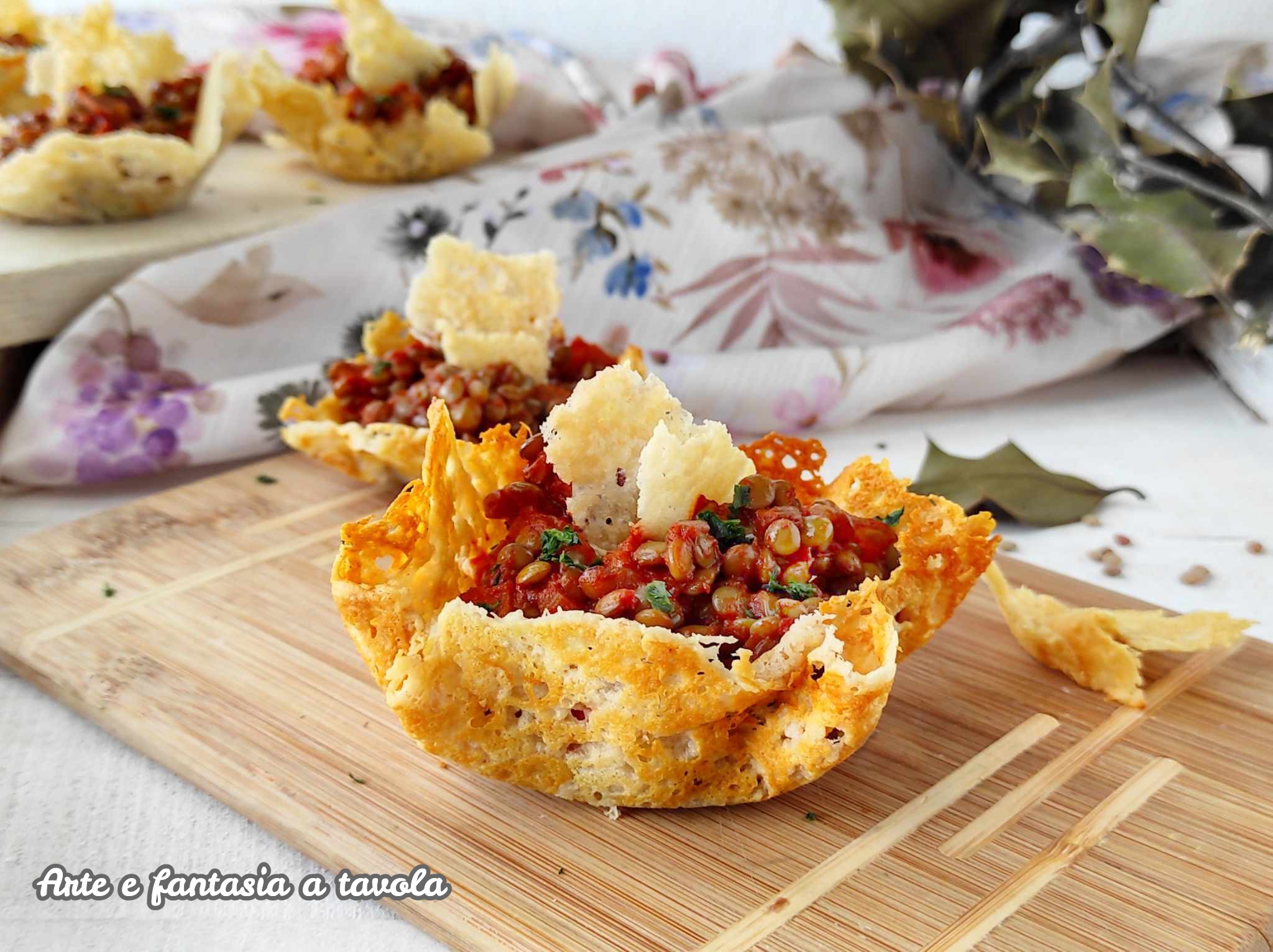 Linzen geserveerd in Parmezaanse wafel als kersthapje