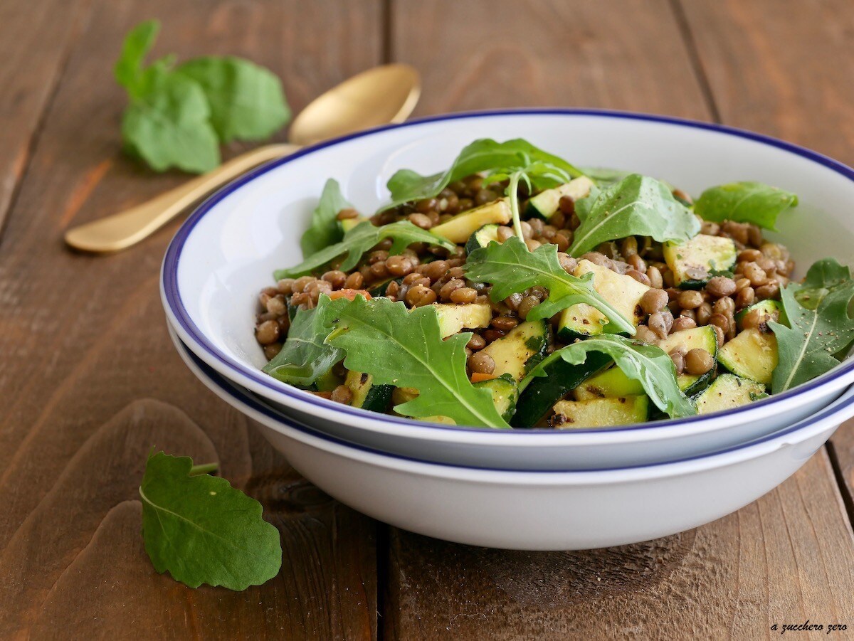 Linzensalade en courgette met rucola