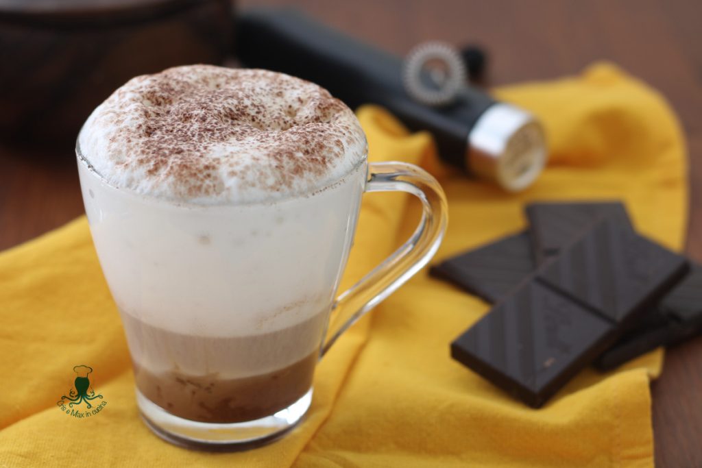 Mocaccino met de melkopschuimer