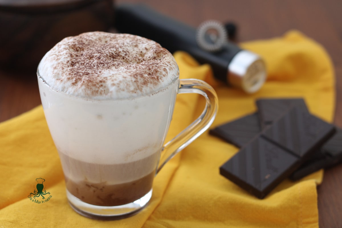 Mocaccino met de melkopschuimer, heerlijk romig en eenvoudig te bereiden.