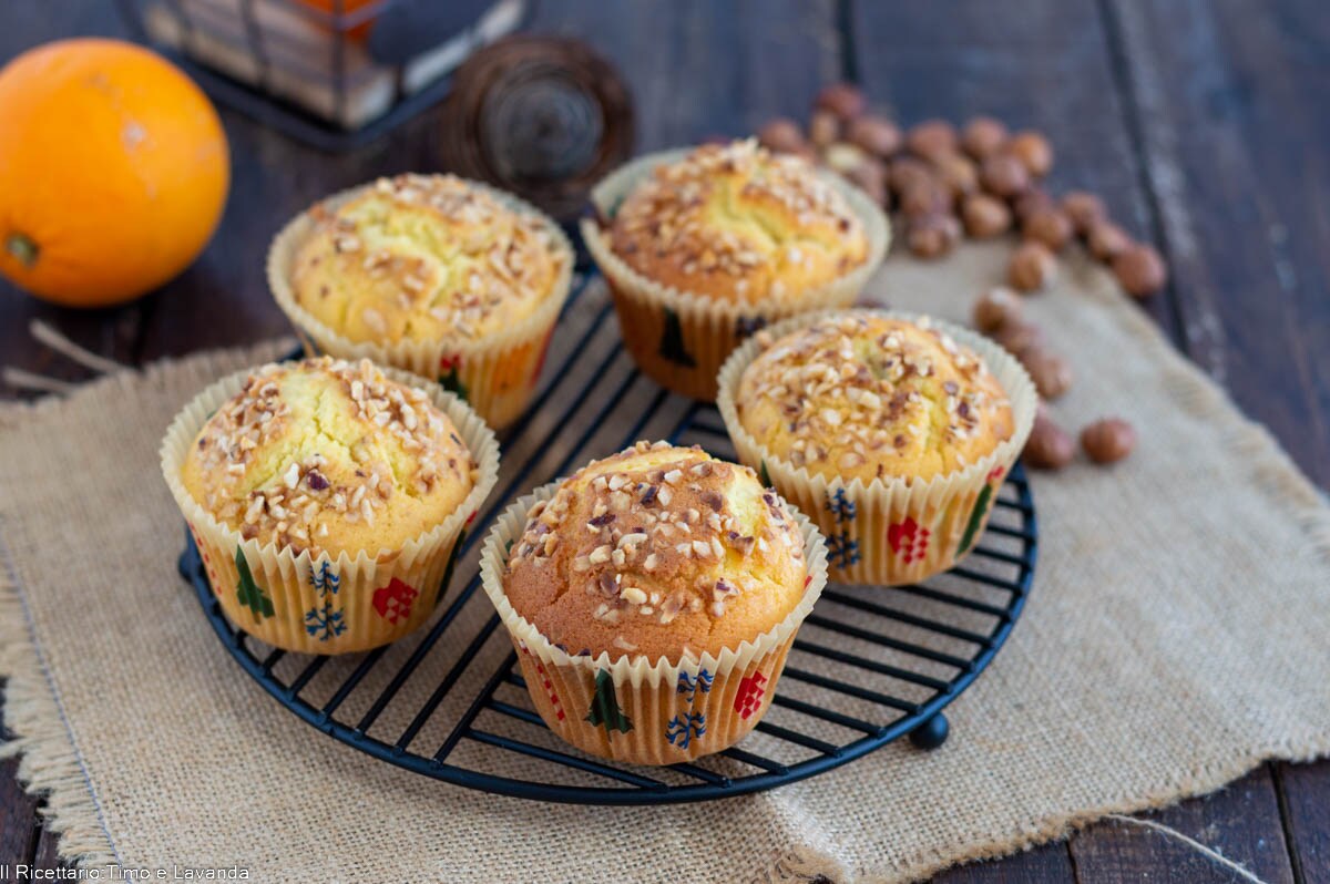 Muffins met sinaasappel en hazelnoten