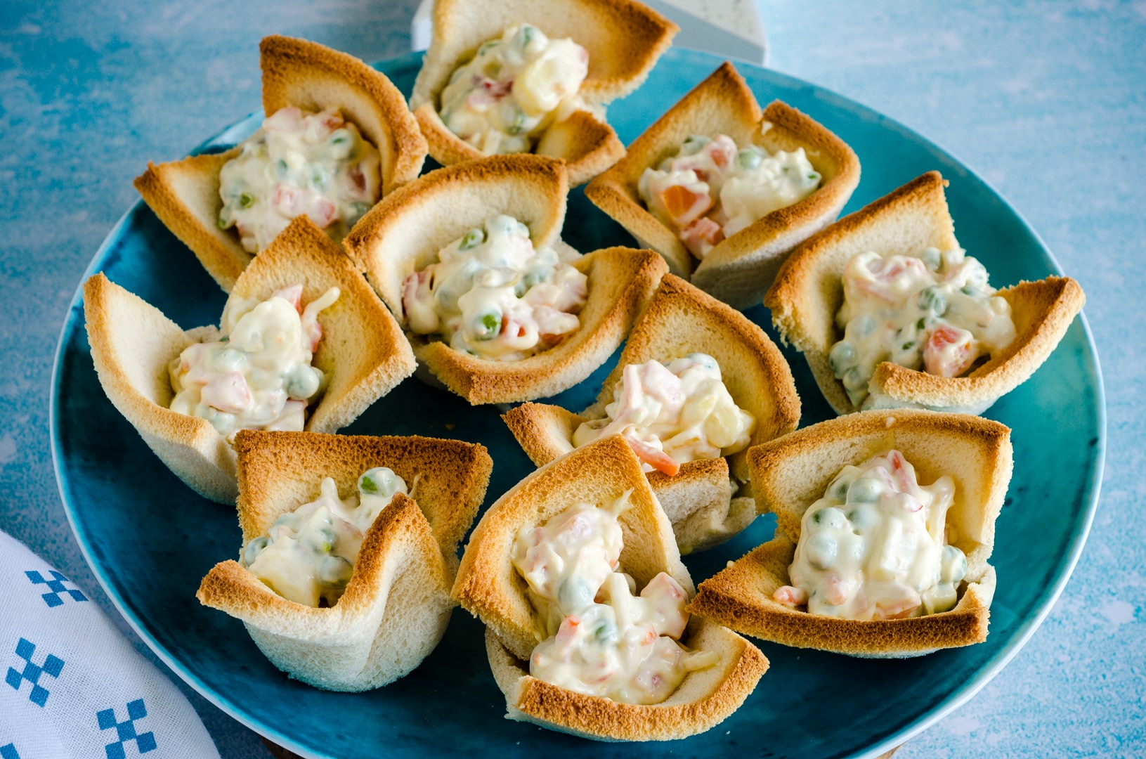 Mandjes van witbrood met Russische salade, gemakkelijk en fantastisch!