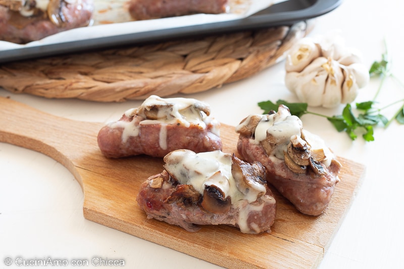 Met champignons gevulde worsten