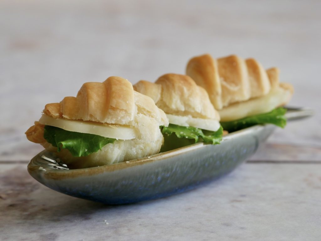 Mini gevulde lichte bladerdeegcroissants