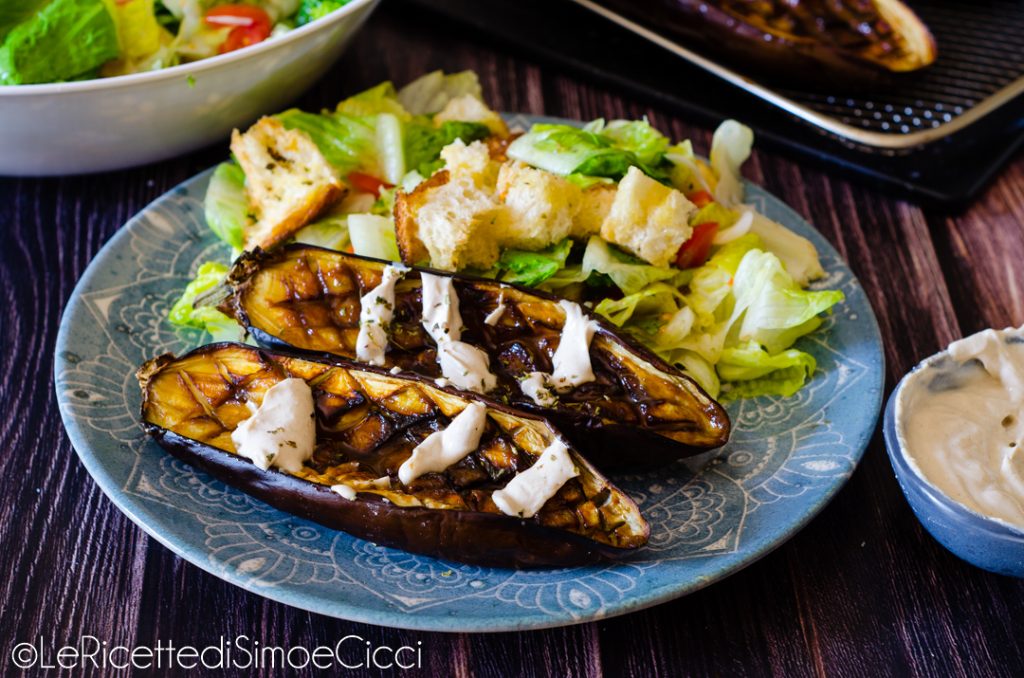 Miso geglazuurde aubergines in airfryer met salade en tahinsaus