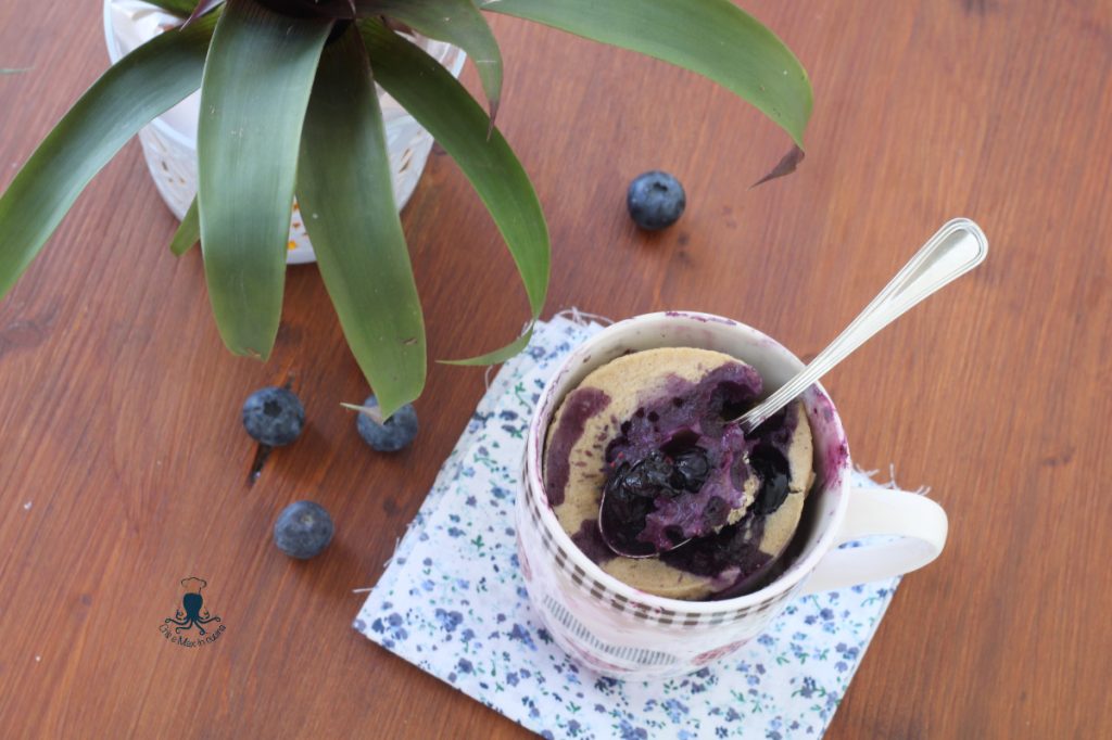 Mug cake fit met bosbessen