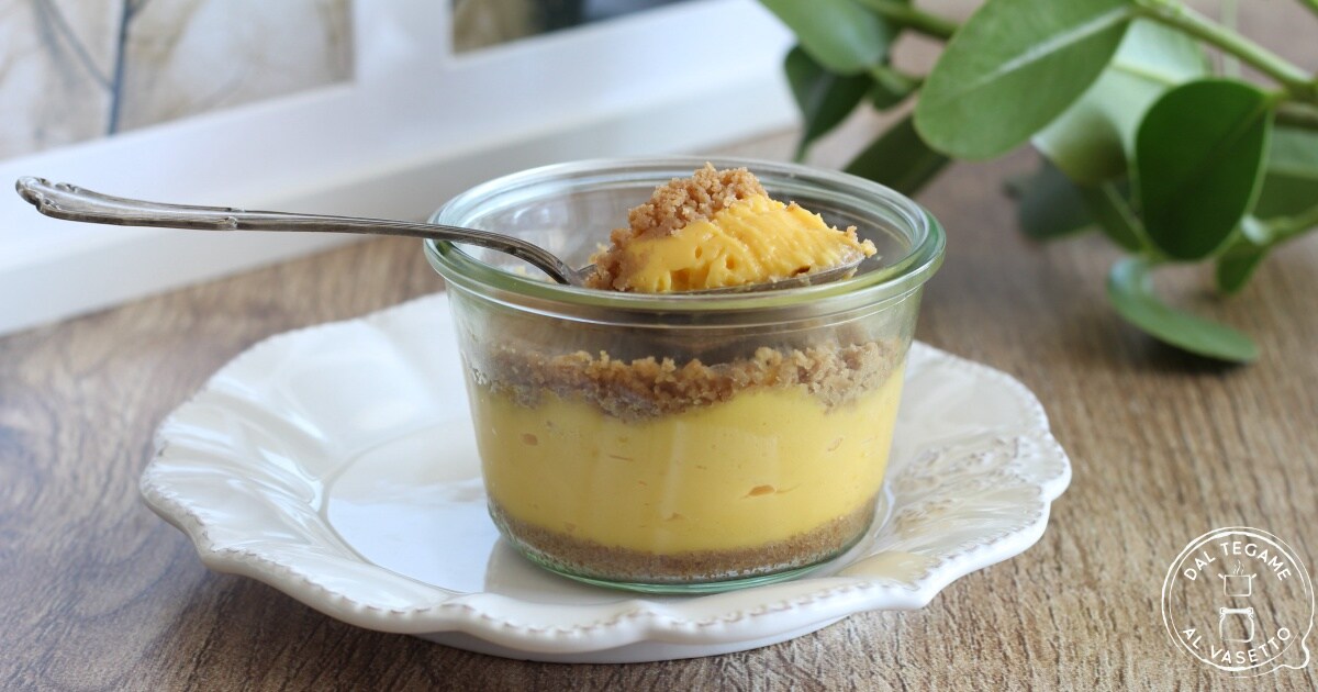 Nagerecht met room en koekjes in potkoken