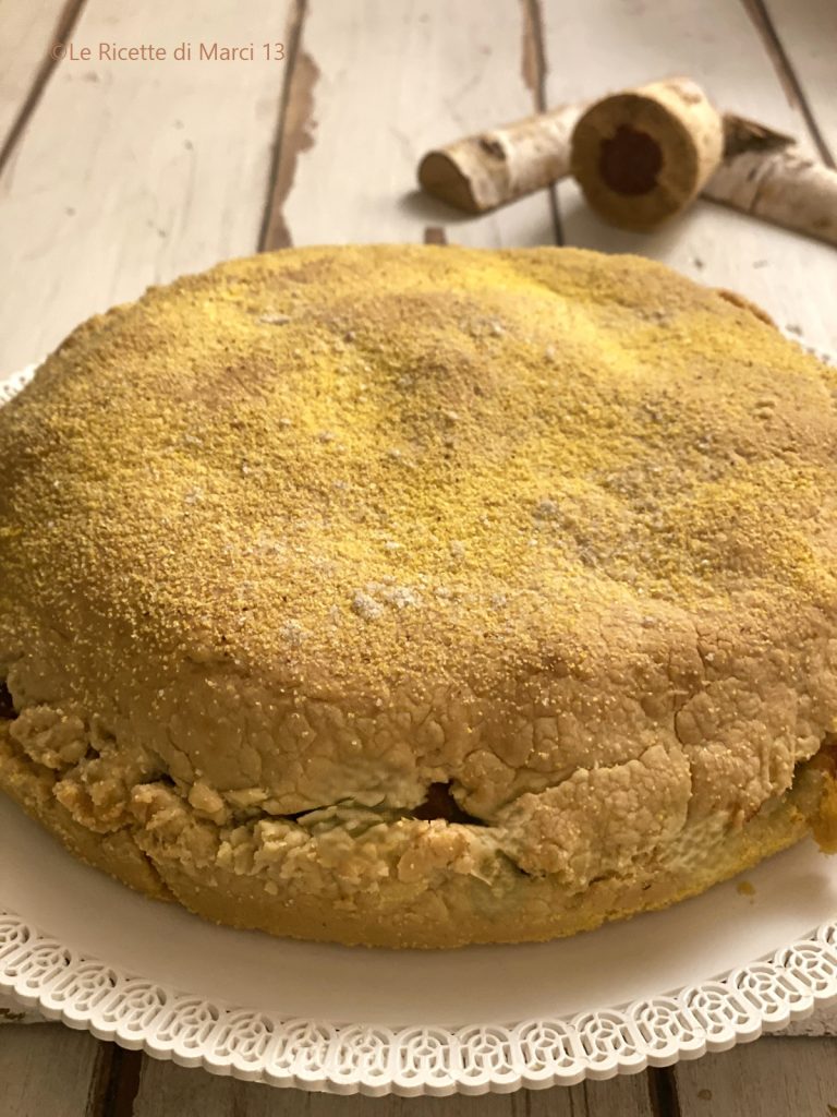 Napolitaanse hartige taart met friarielli, worst en provola