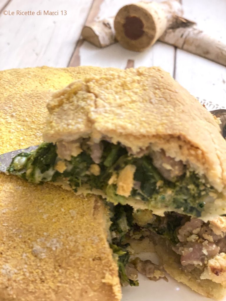 Napolitaanse hartige taart met friarielli, worst en provola