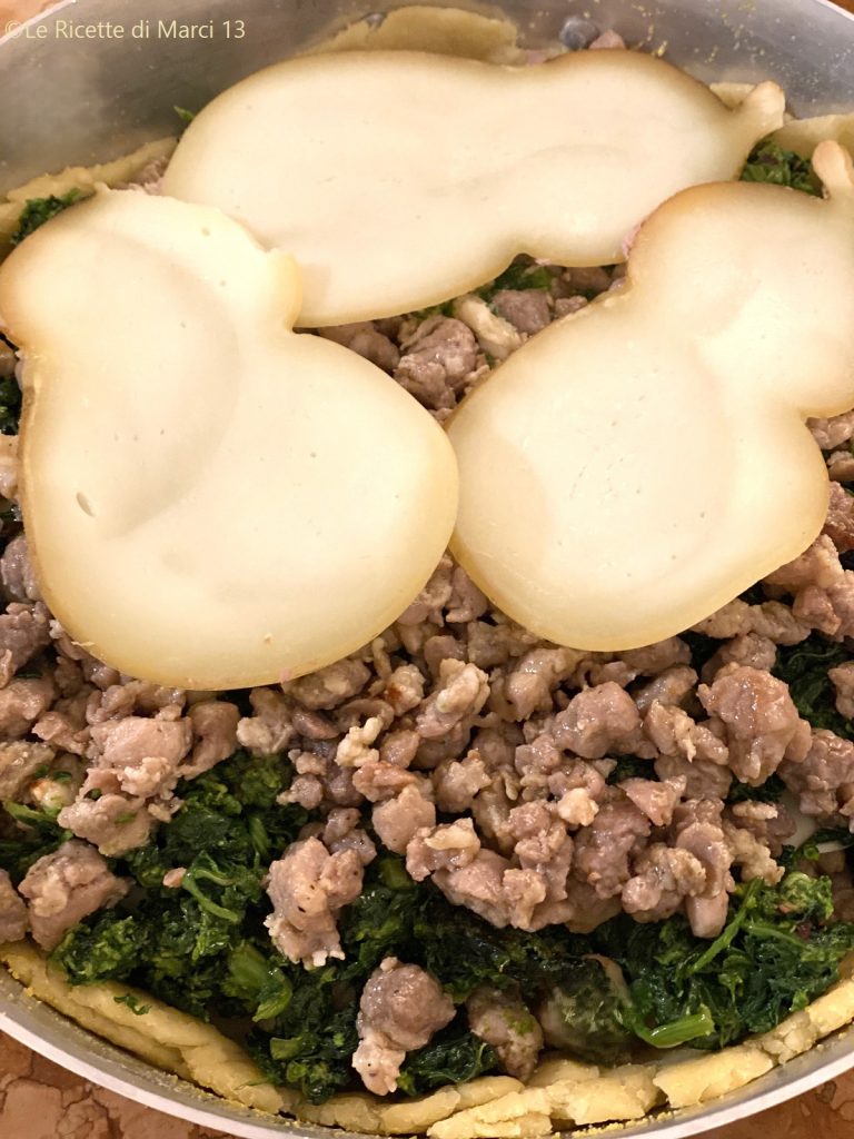 Napolitaanse hartige taart met friarielli, worst en provola