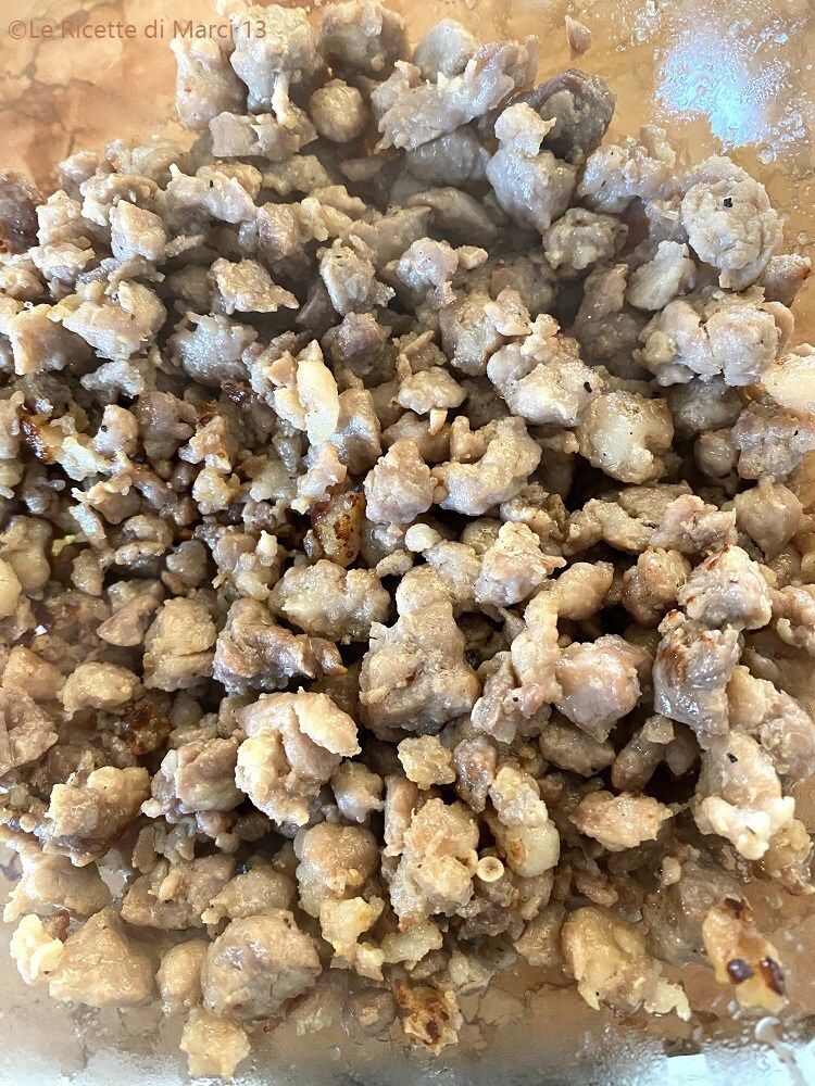 Napolitaanse hartige taart met worst