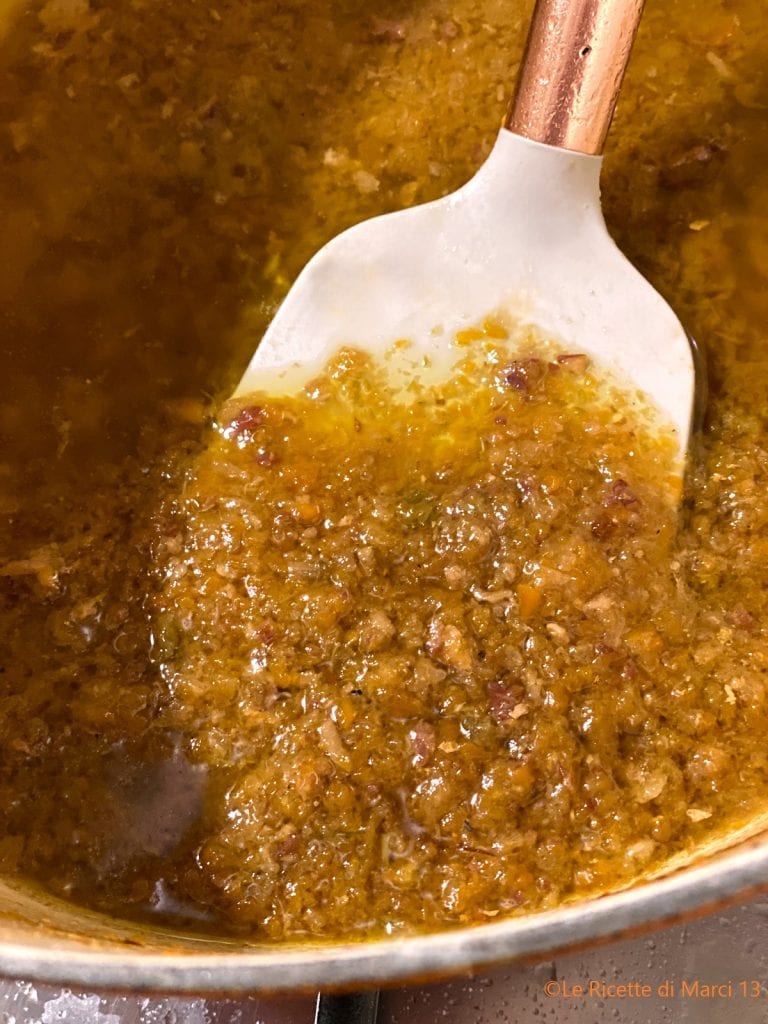 Napolitaanse witte lasagne met witte ragù gebruinde saus
