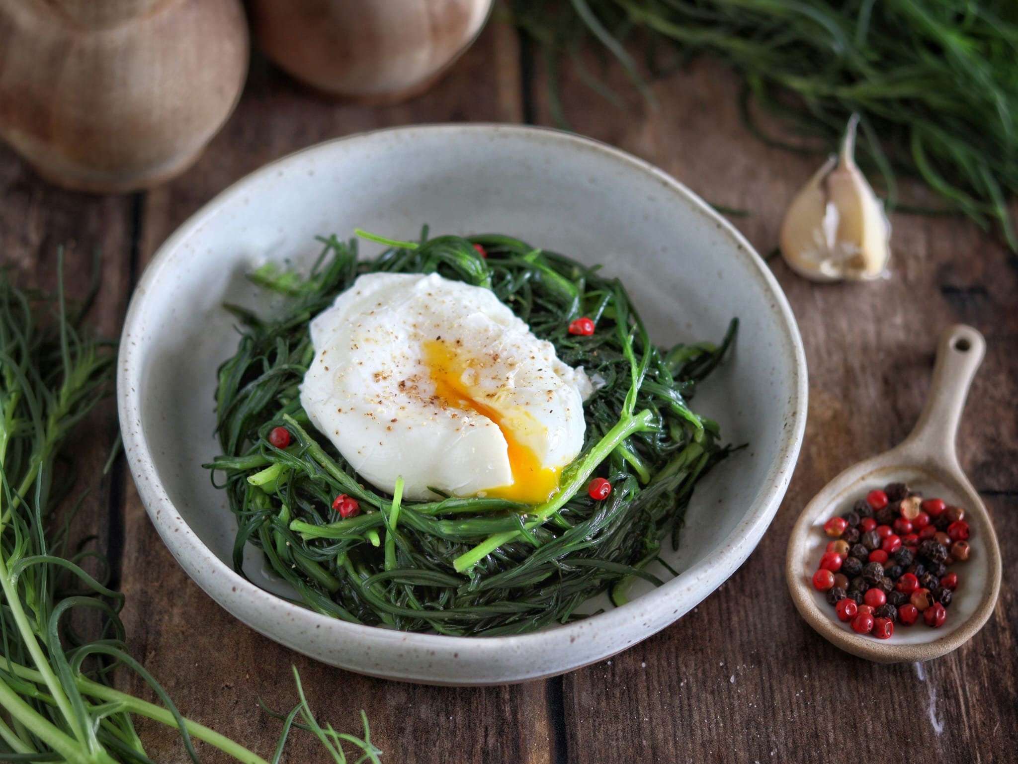 Nestjes van agretti met gepocheerde eieren