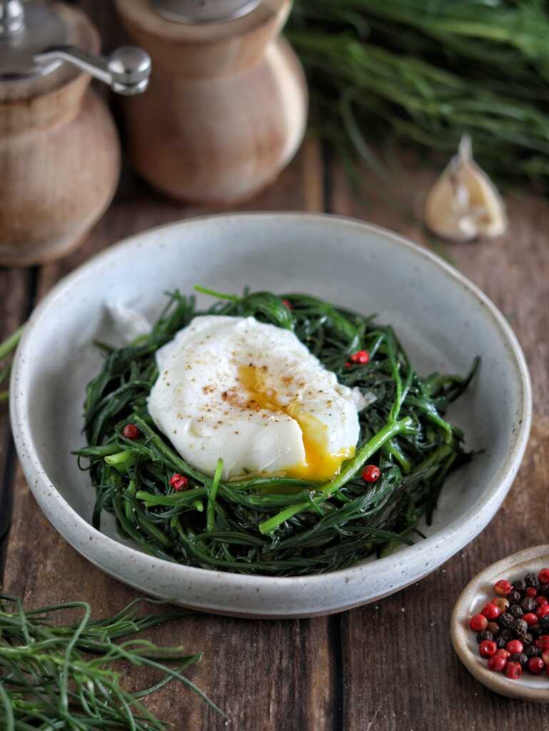 Nestje van agretti met gepocheerde eieren