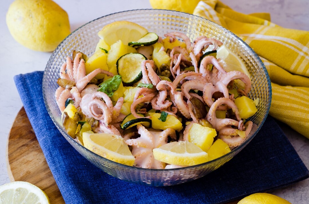 Octopussalade met aardappelen en groenten, fris, geurig en vol van smaak!