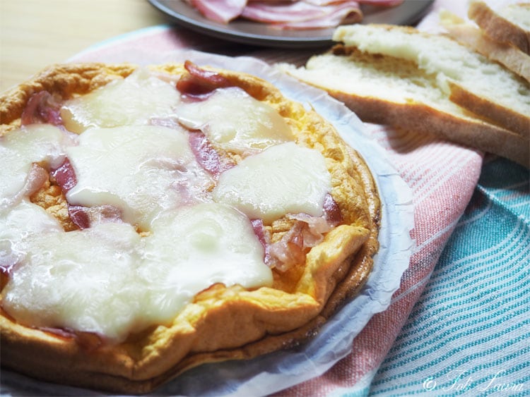 In de oven gebakken opgeklopte omelet met spek en taleggio