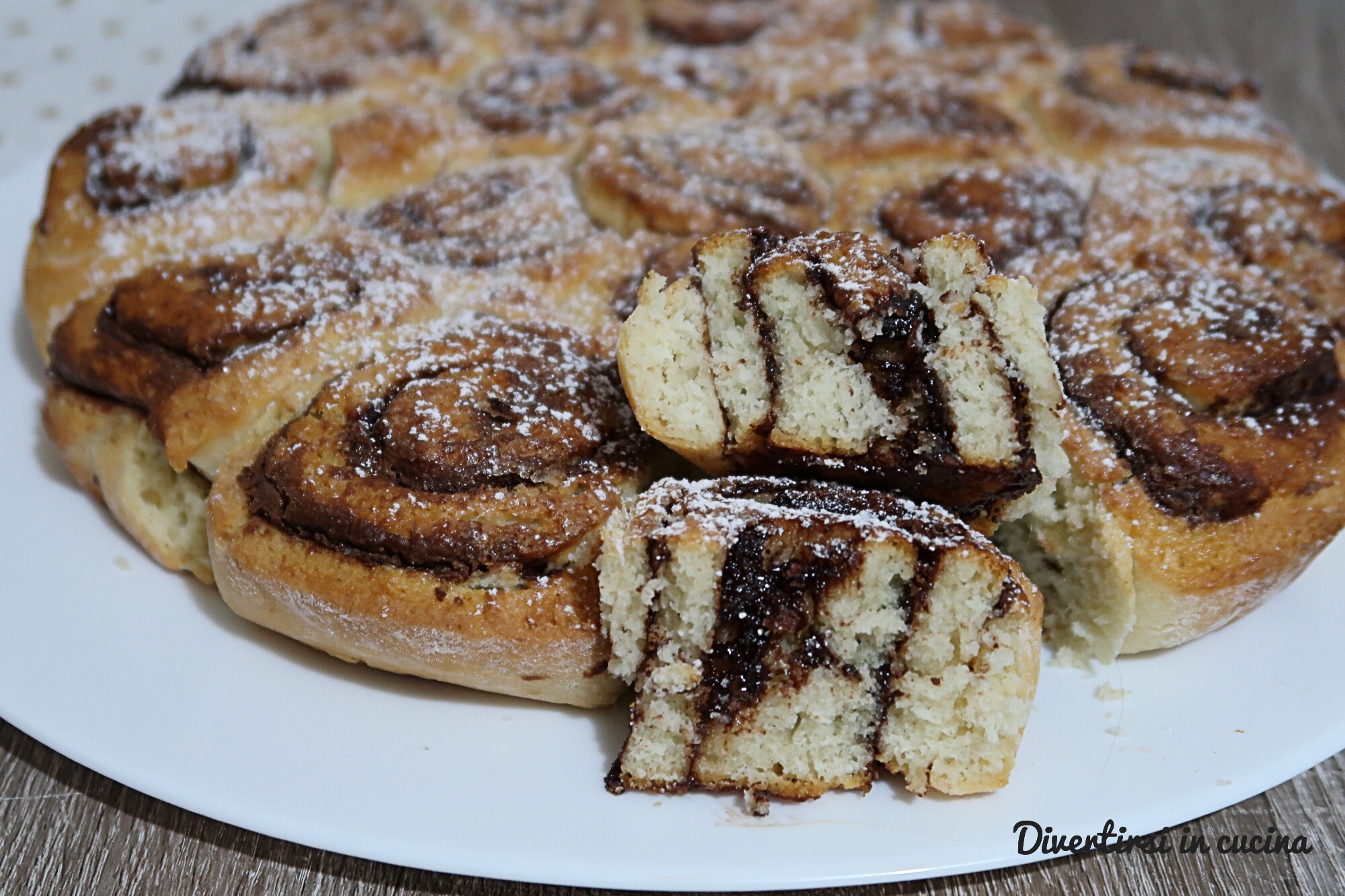 Opgerolde zandtaart met yoghurt en Nutella