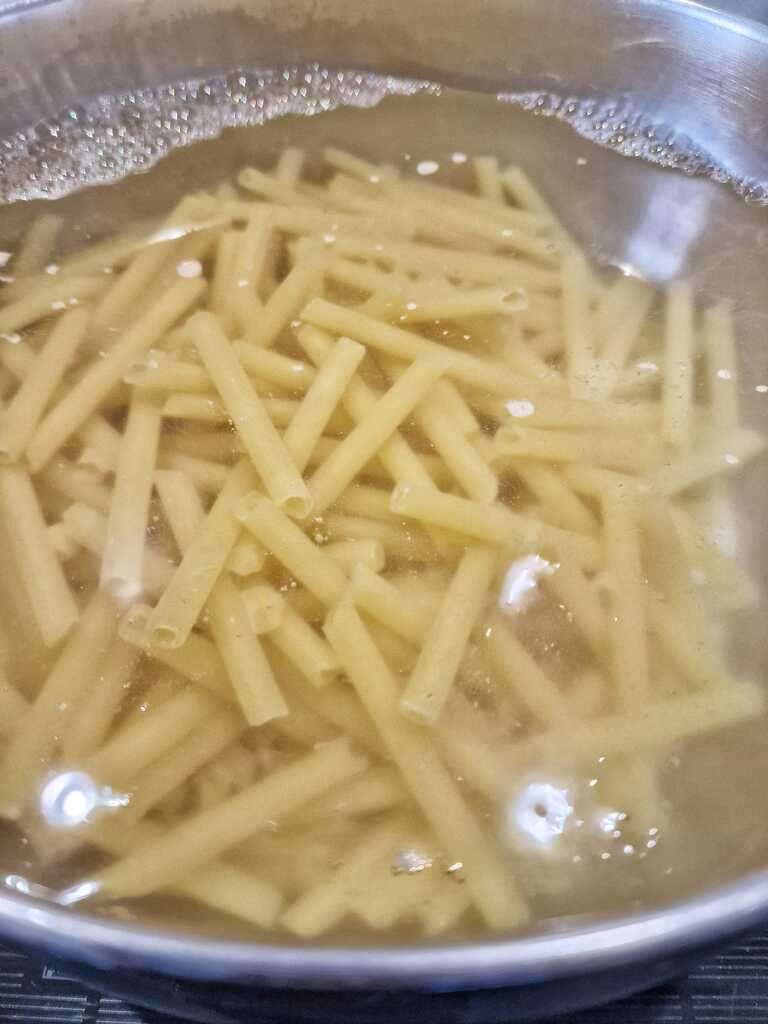 Ovenschotel van ziti met ham en mozzarella