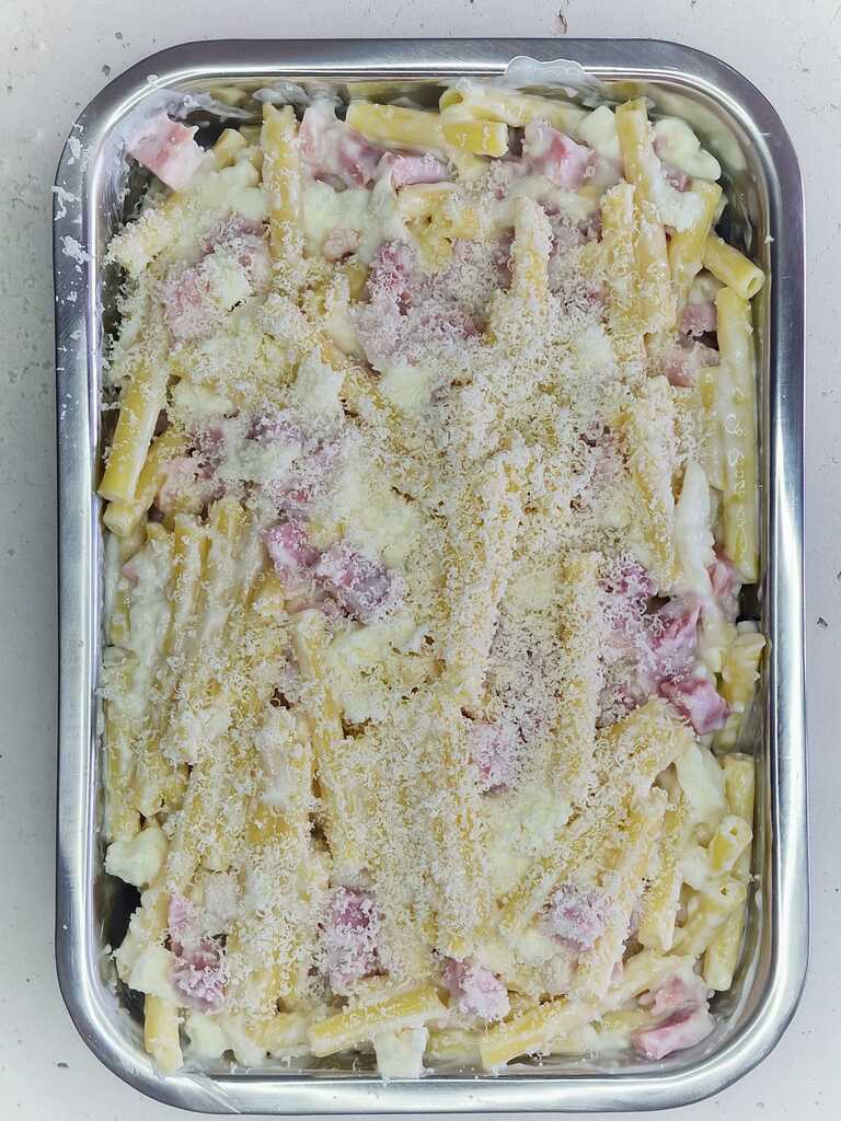 Ovenschotel van ziti met ham en mozzarella