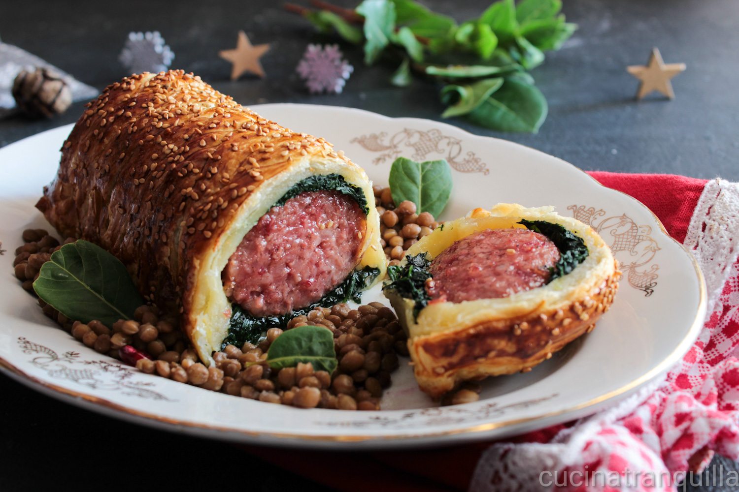 Cotechino in bladerdeeg met spinazie