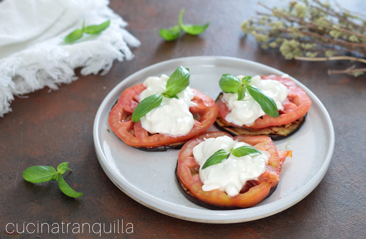Aubergine met tomaat en stracciatella
