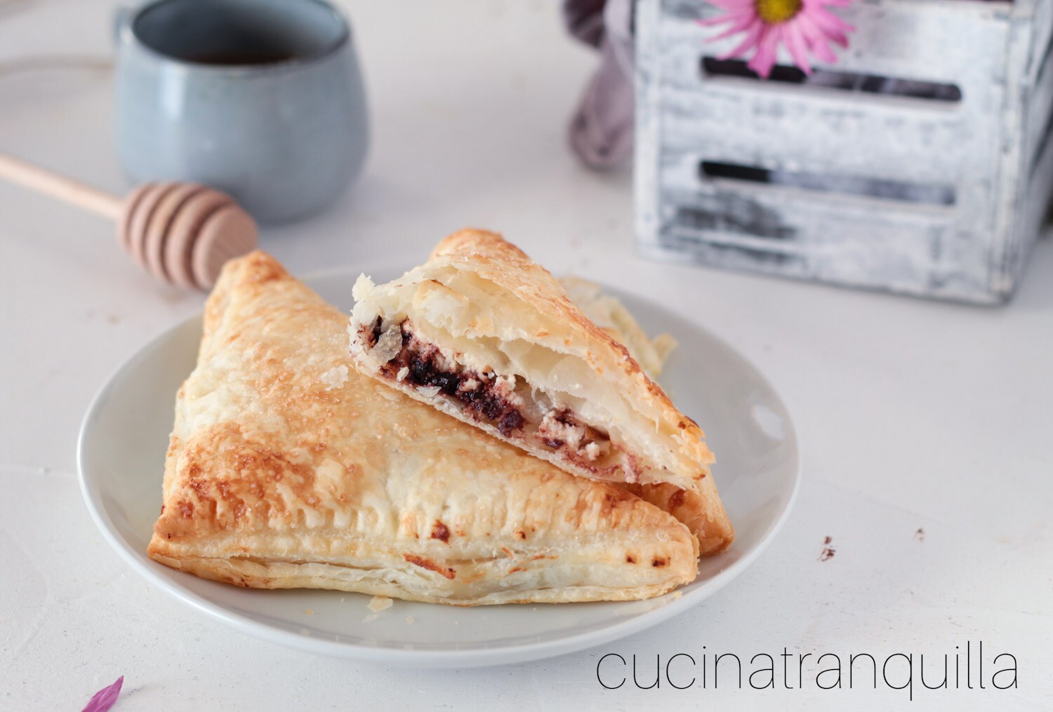 Bladerdeeggebakjes met ricotta en peren