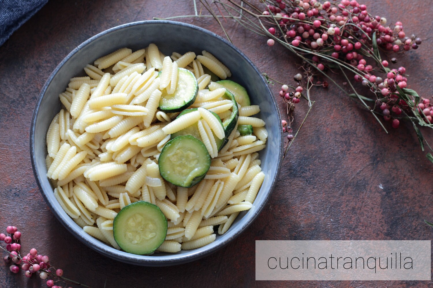 Gnocchetti sardi met ansjoviscrème en courgettes