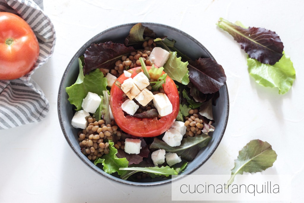 Koude tomatensalade met linzen en feta