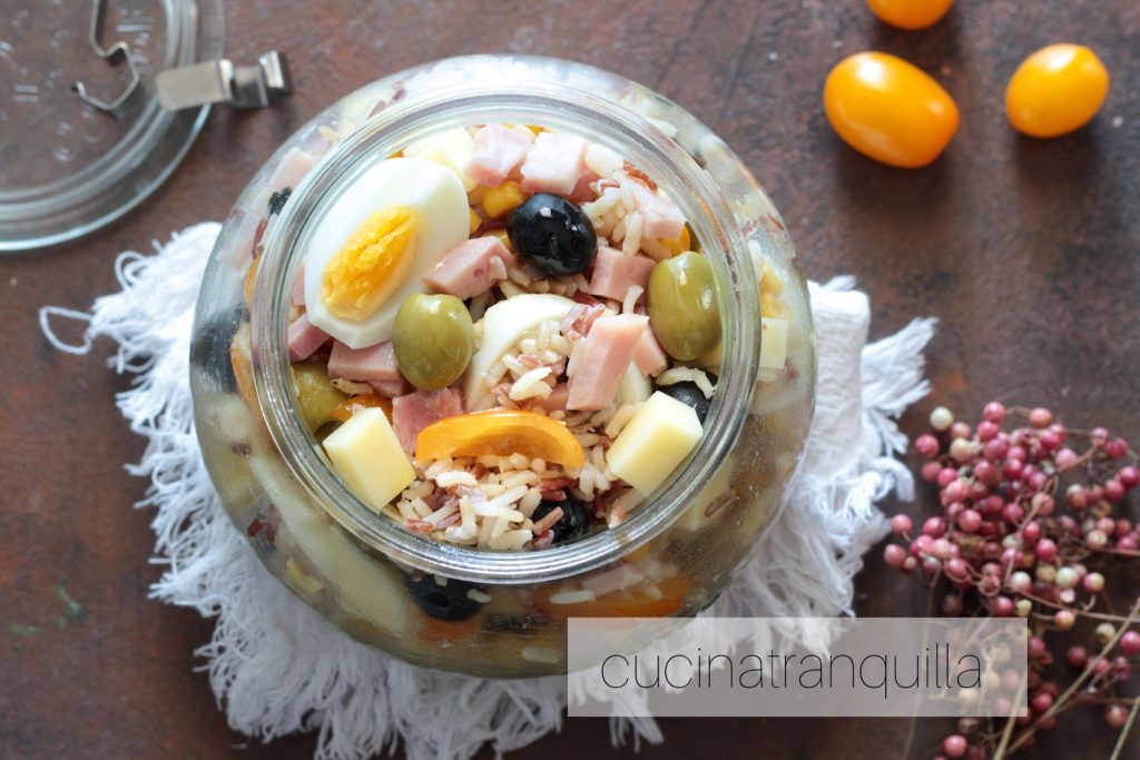 Rijstsalade in een pot