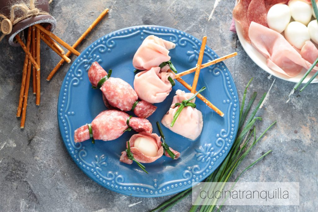 Lollipops van mozzarella en vleeswaren