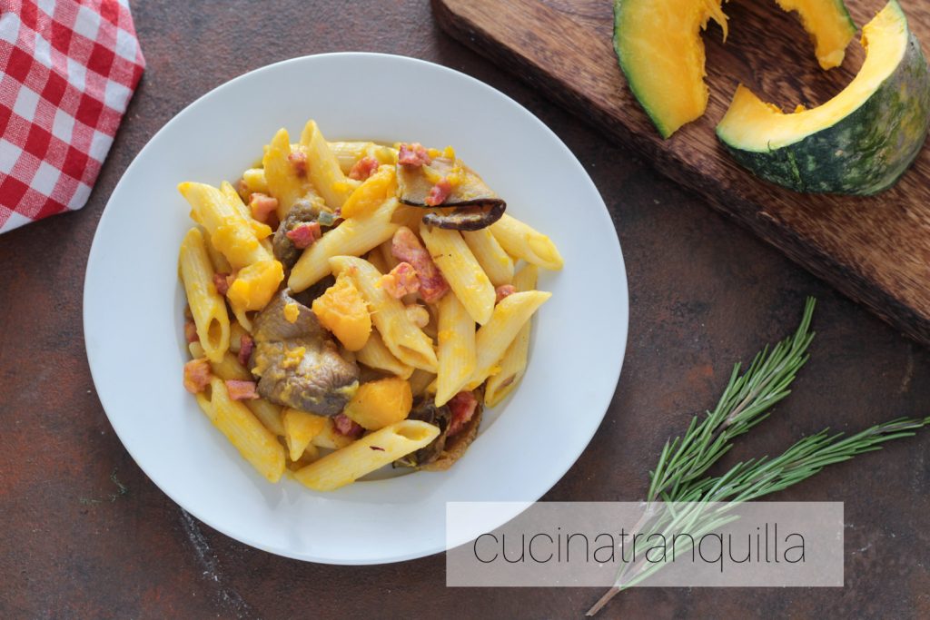 Penne met pompoen, spek en gedroogde eekhoorntjesbrood