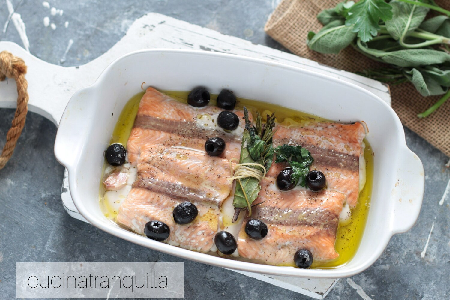 In de oven gemarineerde zalm met aromatische kruiden