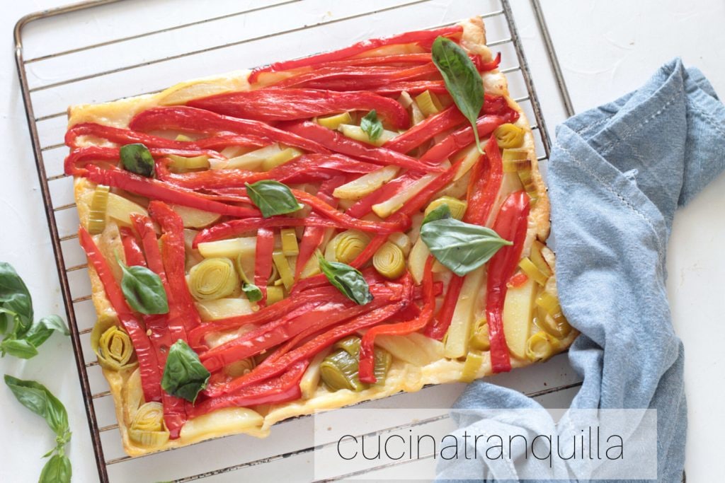 Bladerdeegtaart met prei en paprika's