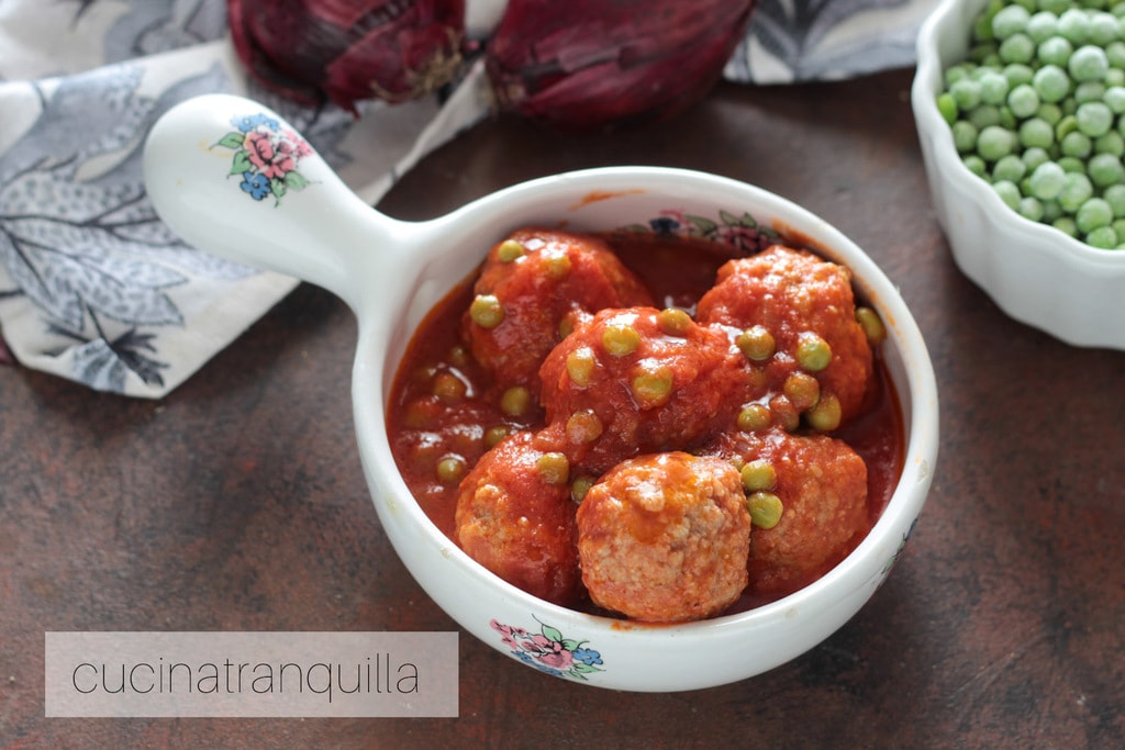 Gehaktballen in tomatensaus met erwten