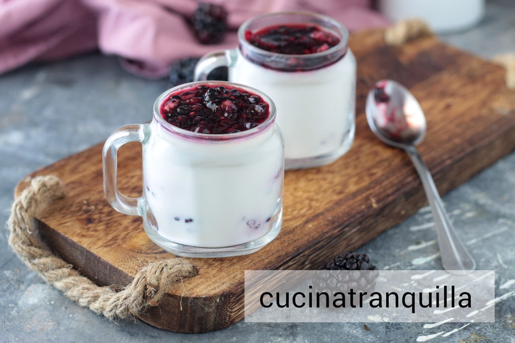 Panna cotta met bramen met slechts drie ingrediënten