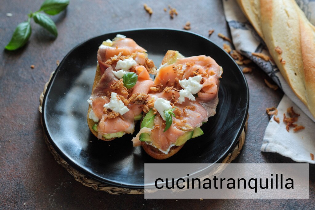Krokante baguettes met zalm en avocado