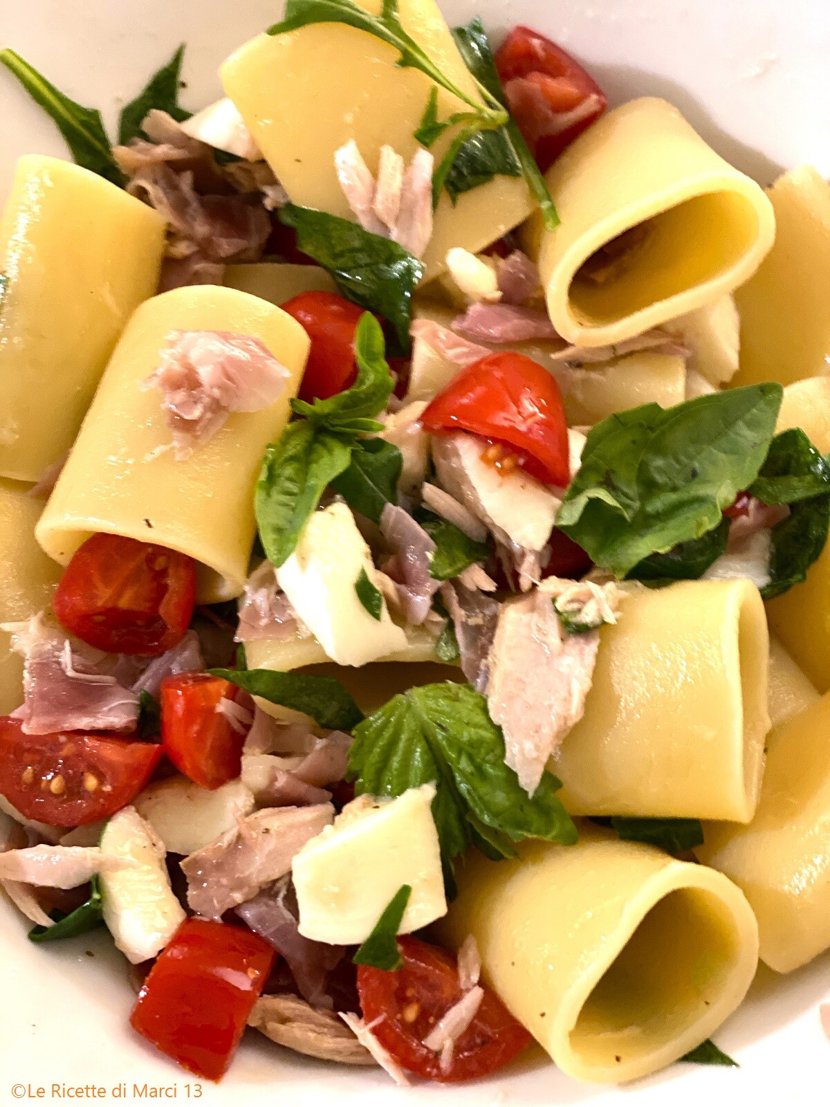 Snelle Paccheri met speck, ventresca en buffelmozzarella. Eenvoudig hoofdgerecht klaar in 10 minuten