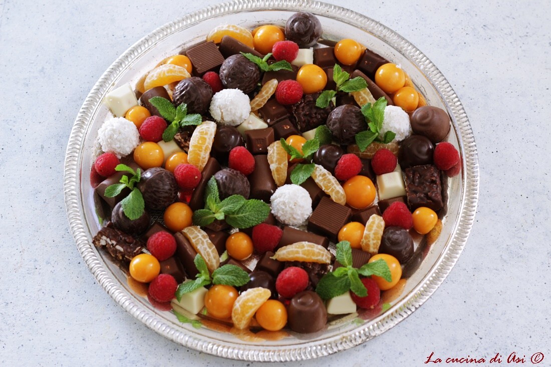Palet van gemengde chocolaatjes en fruit-snelle nagerecht