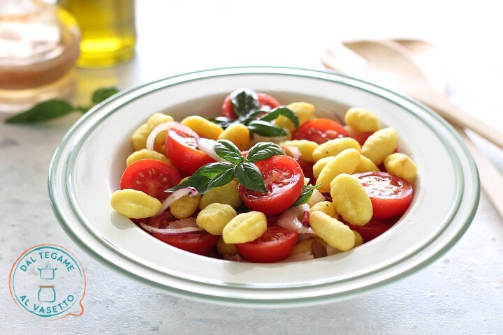 Panzanella met gefrituurde gnocchi