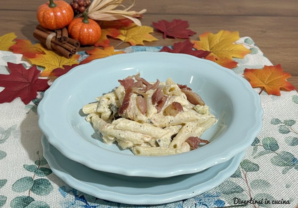 Bord pasta met courgettes, kerstomaatjes, ricottacrème en krokante speck geserveerd aan tafel