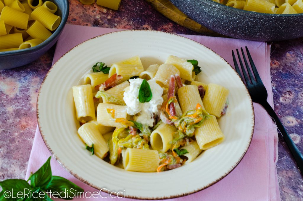 Pasta met courgettebloemen, burrata en speck