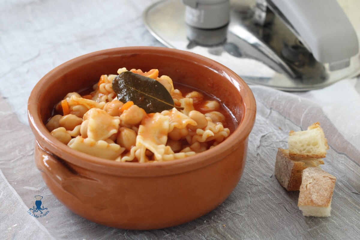 Pasta en kikkererwtensoep in de snelkookpan