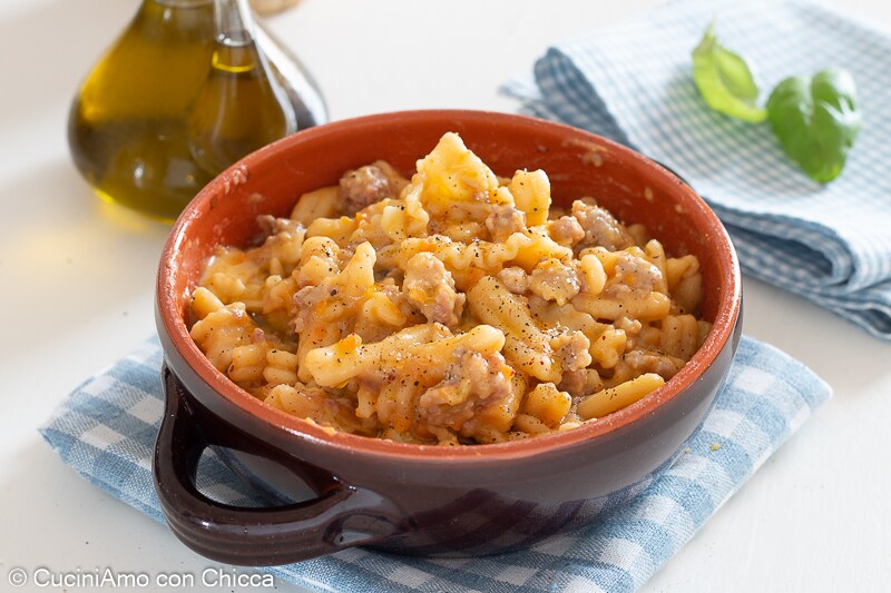 Pasta met aardappelen en worst