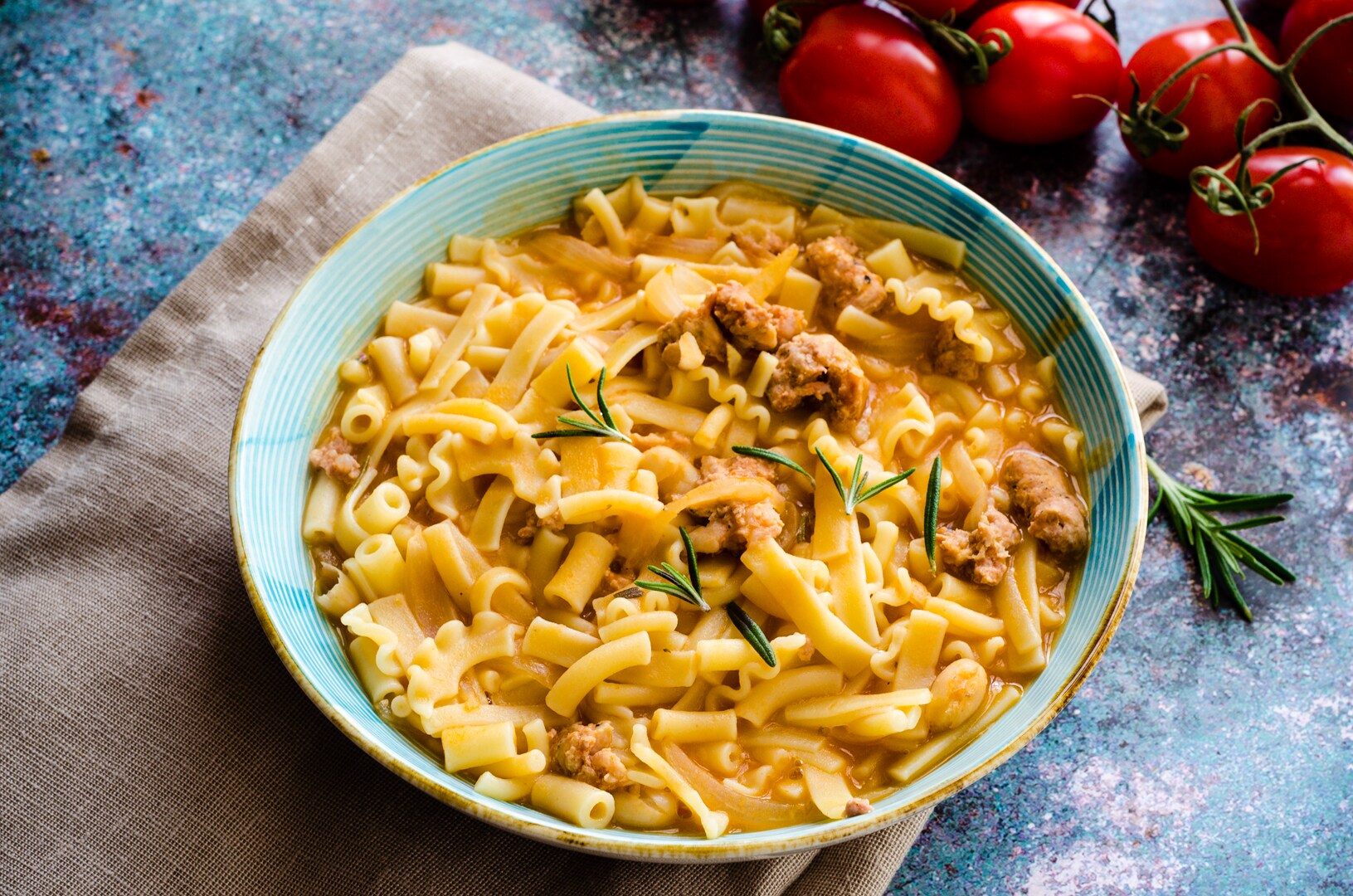 Pasta met bonen en worst rijk aan smaak en gemakkelijk