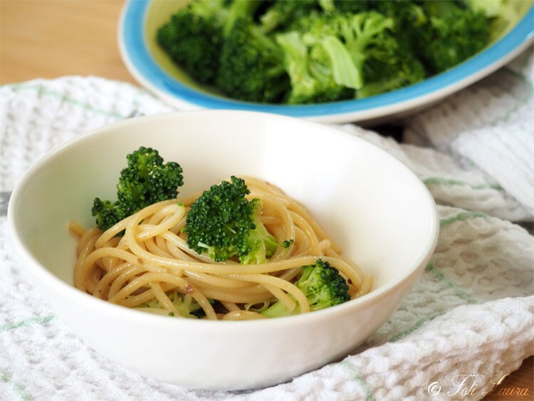 pasta met broccoli en ansjovis in een diep bord