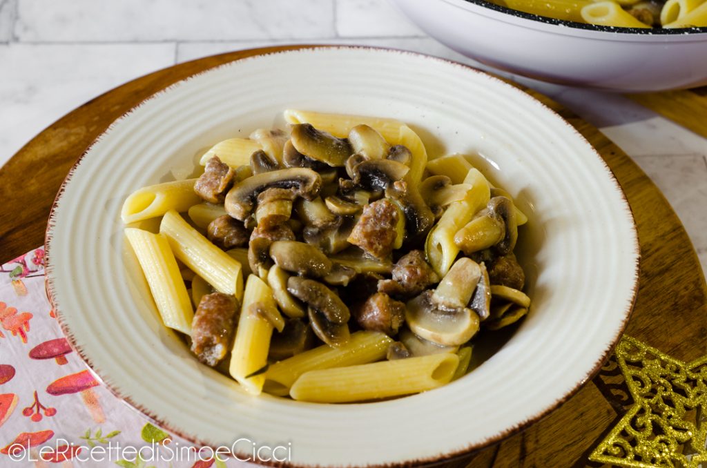 Pasta met champignons en worst (smakelijk en snel)