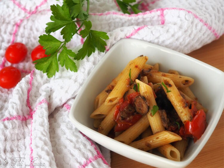 Pasta met cherrytomaatjes en zwarte olijven: het eenvoudige en smakelijke hoofdgerecht dat naar zomer smaakt