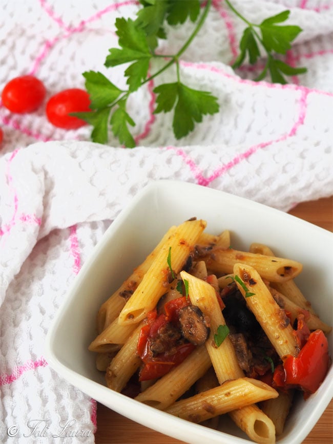 Pasta met cherrytomaatjes en zwarte olijven