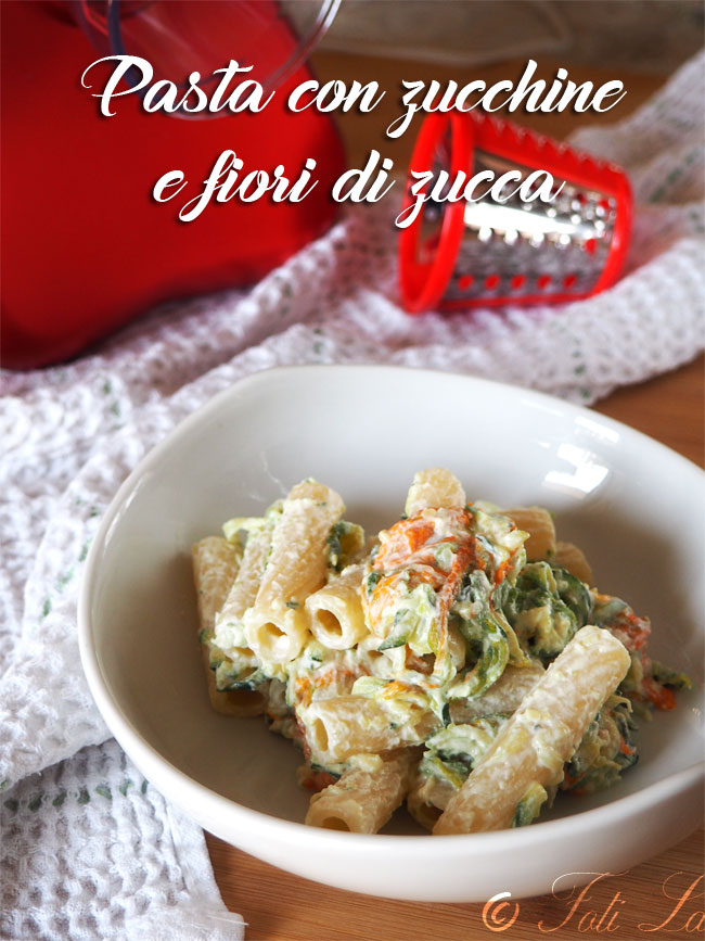 Pasta met courgette en pompoenbloemen