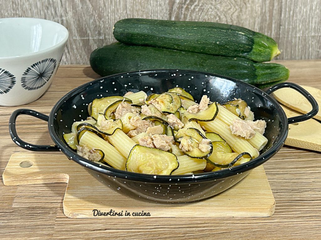 Pasta met courgettes en tonijn